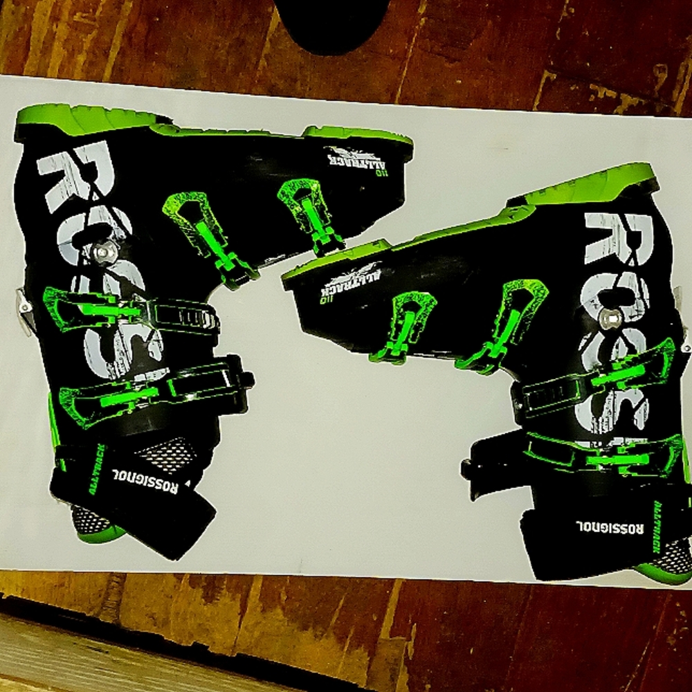 Rossignol ski boots,day glo green/black like new 295 /338 mm
